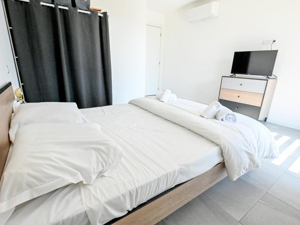 Bed, TV and multimedia, Photo of the whole room, Bedroom, towels, air conditioner