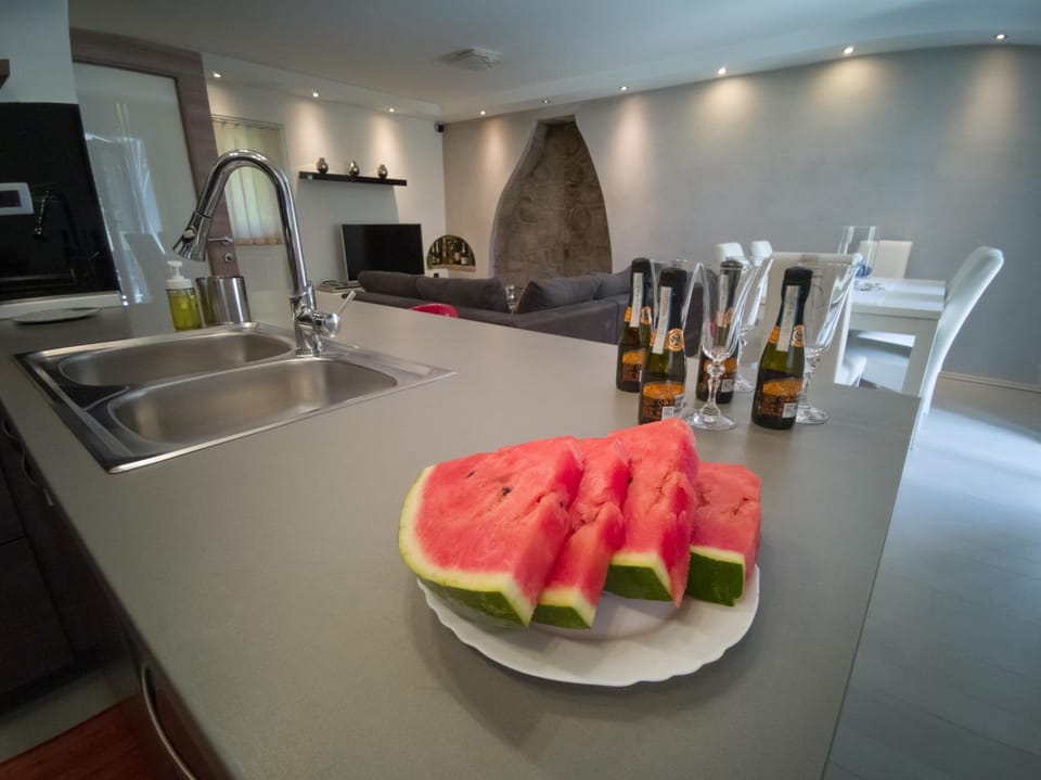 Kitchen or kitchenette, Food and drinks