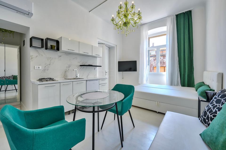 Collins Emerald Center with FREE parking Apartment in Pula