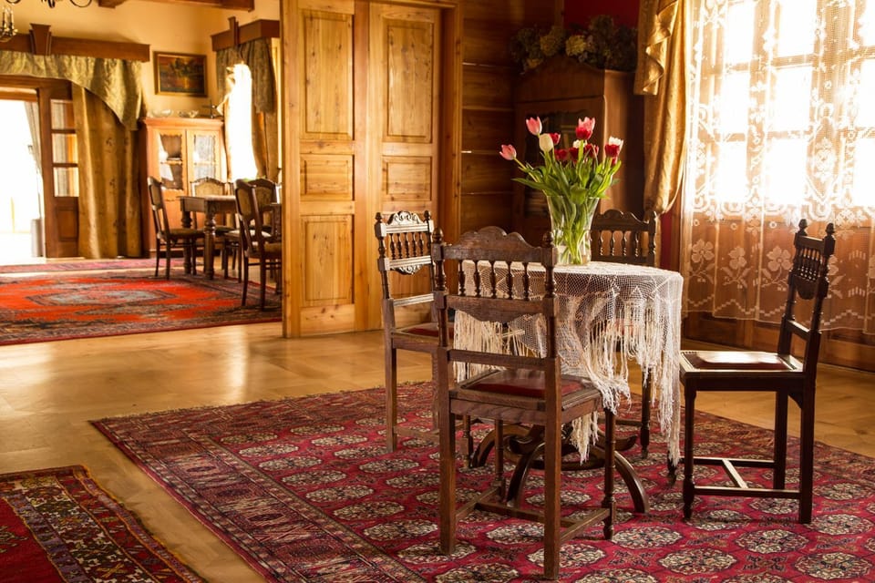 Restaurant/places to eat, Dining area