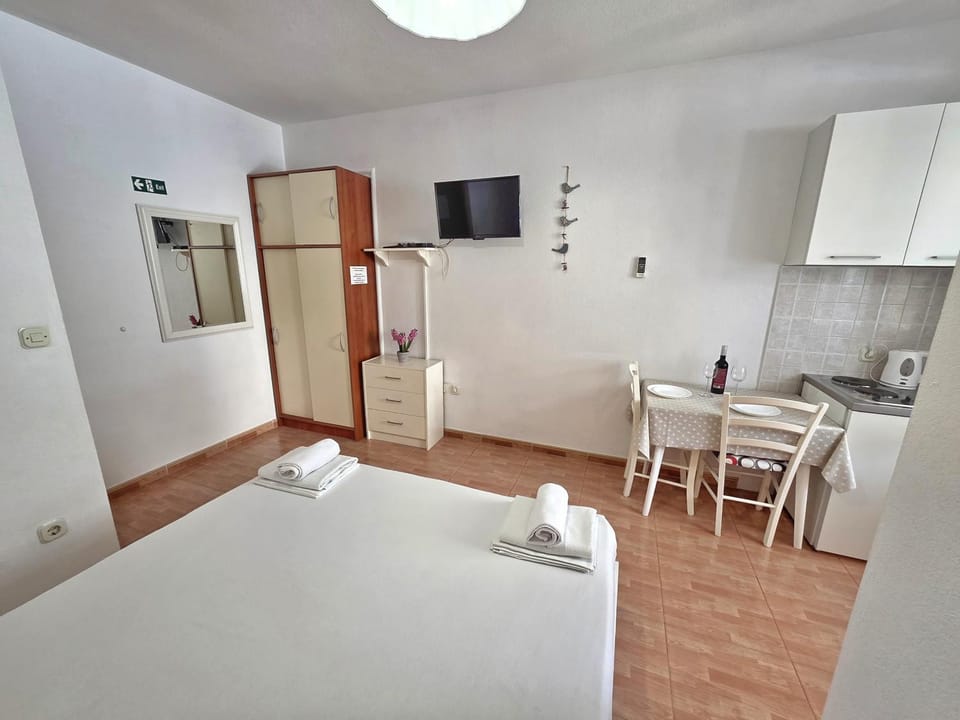 Lovely Studio Apartment for 2 Free Private Parking Apartment in Makarska