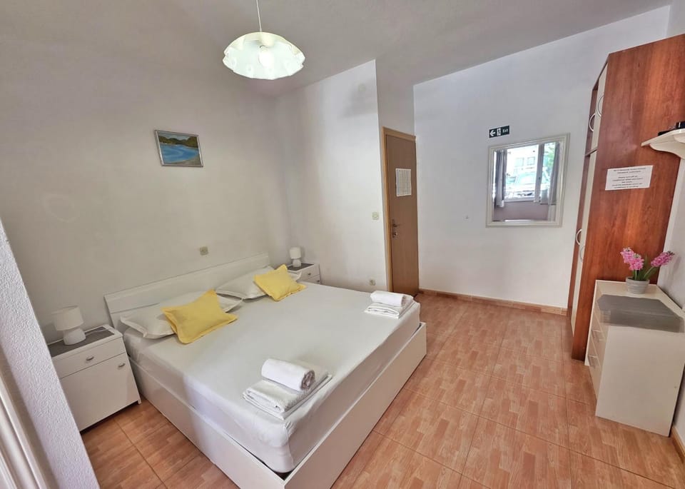 Lovely Studio Apartment for 2 Free Private Parking Apartment in Makarska