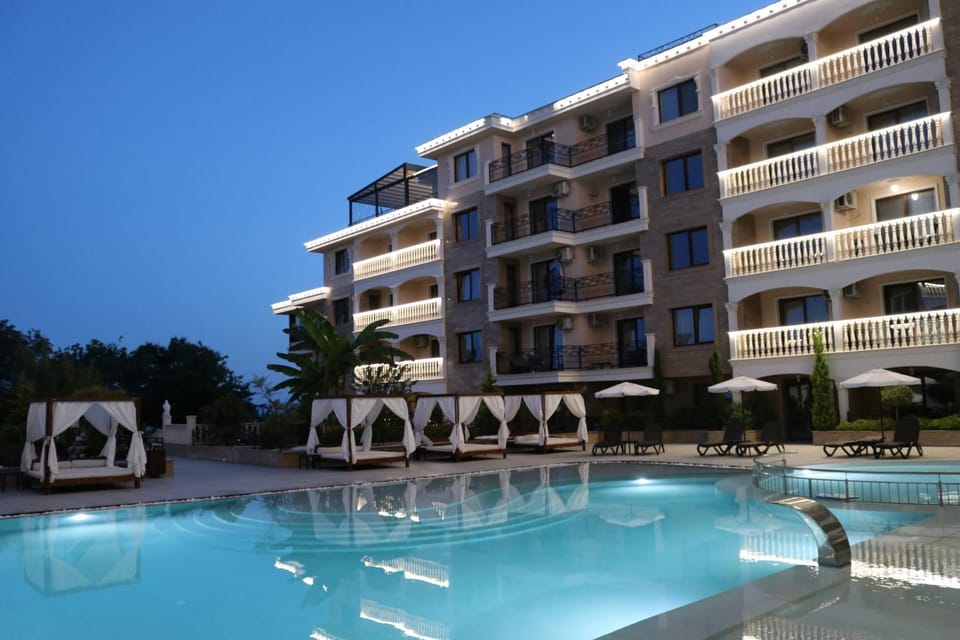 Property building, Garden, Swimming pool