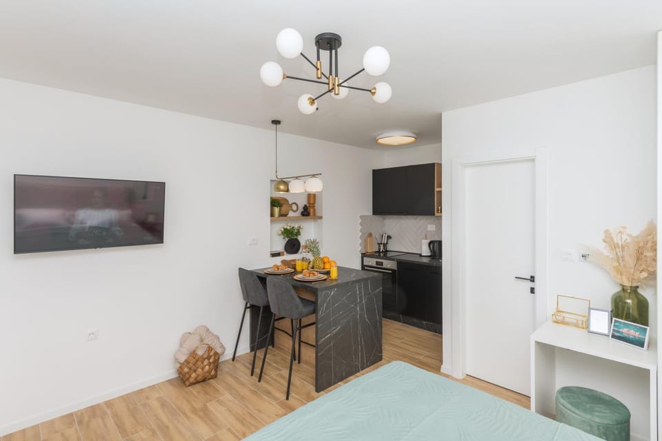 Studio apartment Bianco, near beach, free parking, Wi-Fi Apartment in Makarska