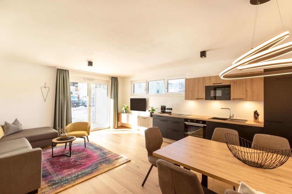 Kitchen or kitchenette, Living room, Seating area, Dining area, oven