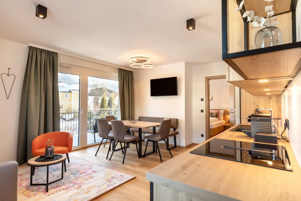 TV and multimedia, Kitchen or kitchenette, Living room, Seating area, Dining area