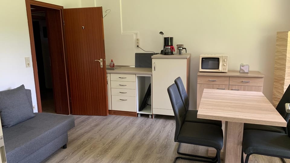 Kitchen or kitchenette, minibar, stove