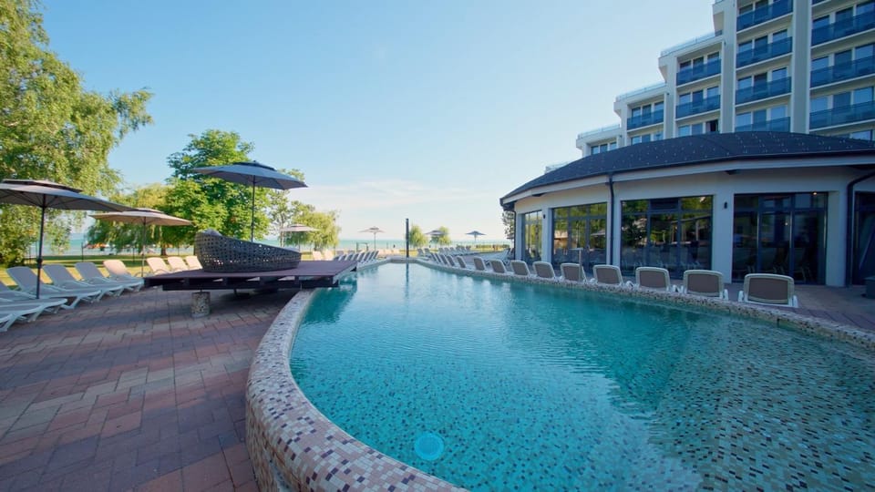 Property building, Swimming pool, sunbed