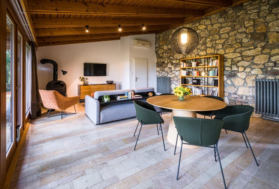 TV and multimedia, Living room, Seating area, Dining area