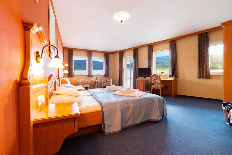 Bed, View (from property/room), Photo of the whole room, Bedroom, Landmark view, Mountain view, River view, towels