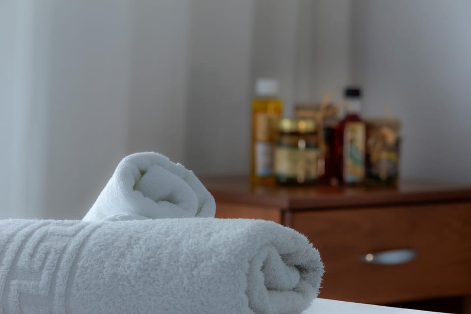 Bed, towels