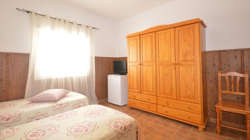 Photo of the whole room, Bedroom, wardrobe