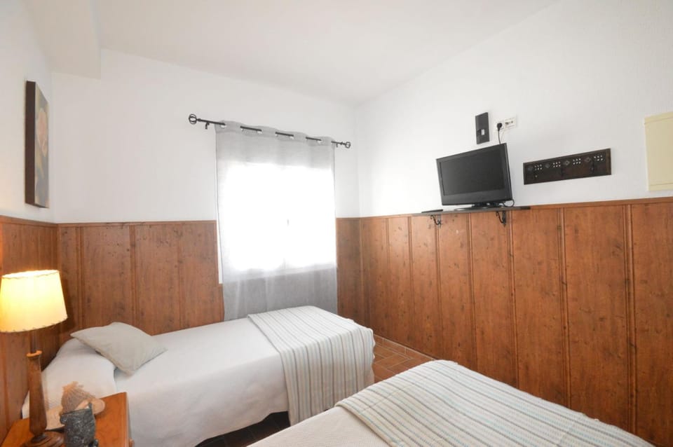 Bed, TV and multimedia, Photo of the whole room, Bedroom