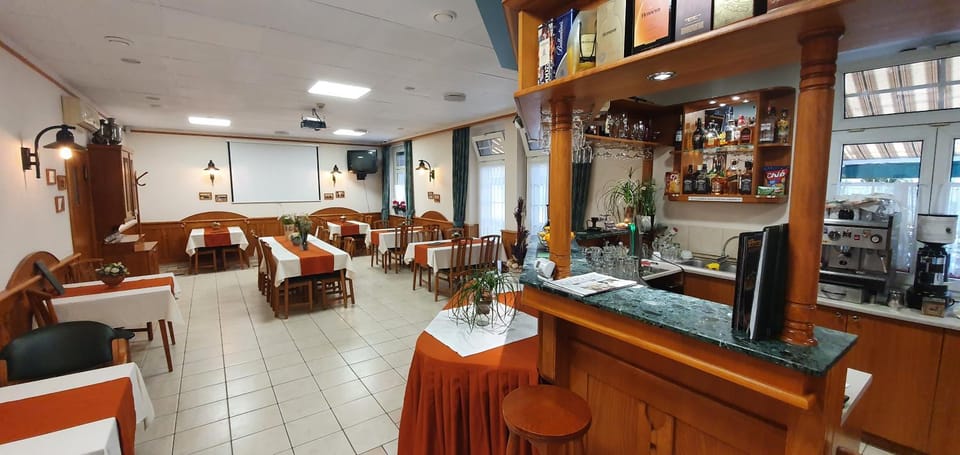 Communal lounge/ TV room, Lobby or reception, Lounge or bar