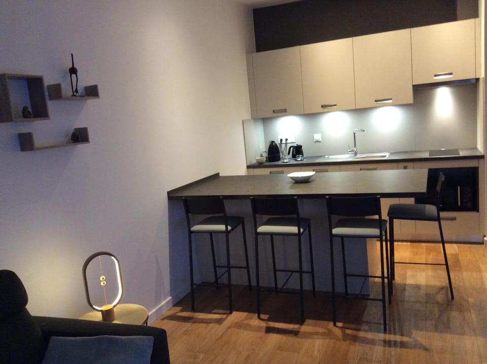 Kitchen or kitchenette, Dining area, minibar
