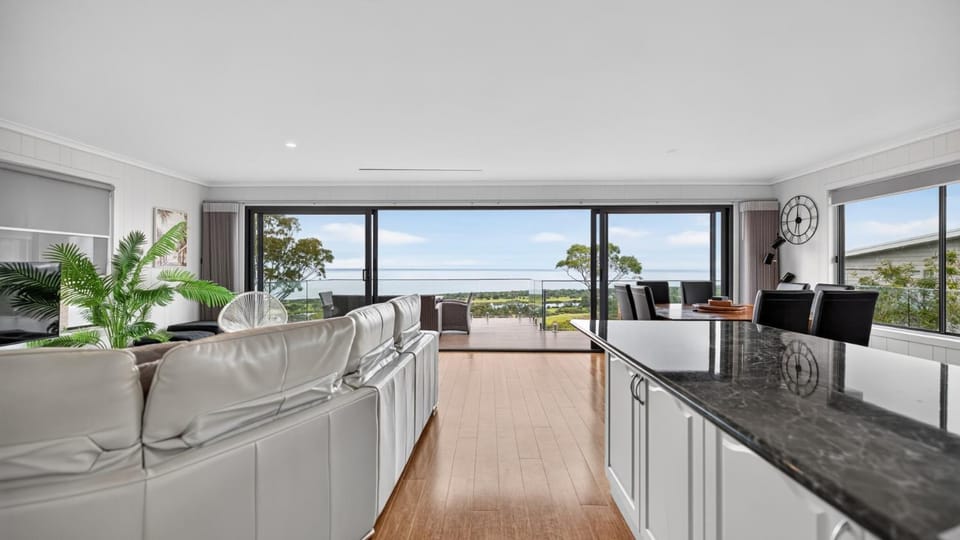 Kitchen or kitchenette, Seating area