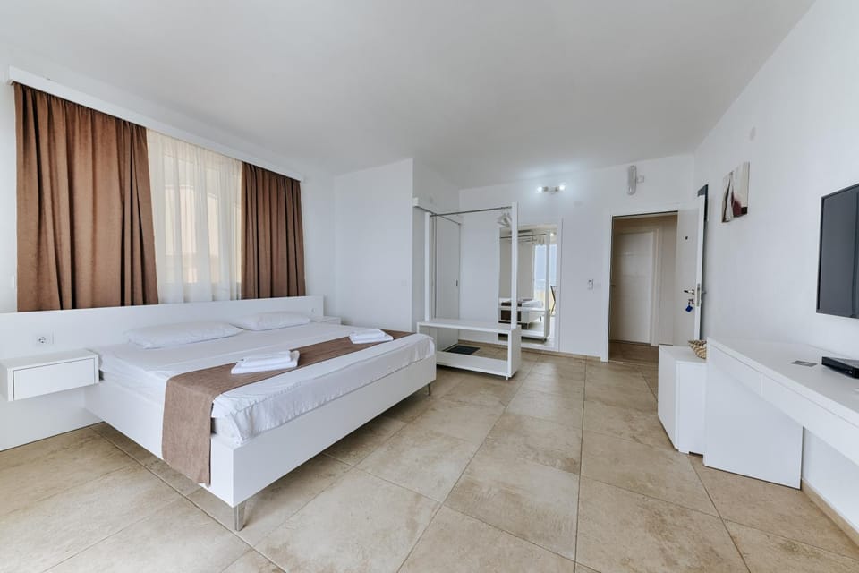 Bed, TV and multimedia, Photo of the whole room, Bedroom, hair dresser