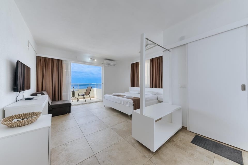 Bed, Natural landscape, Photo of the whole room, Bedroom, Sea view