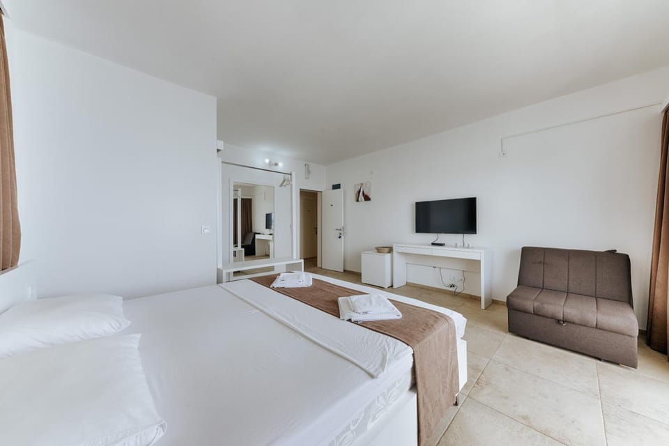 TV and multimedia, Photo of the whole room, Seating area, Evening entertainment, Bedroom