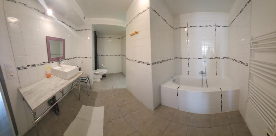 Shower, Toilet, Bathroom, Bath, towels