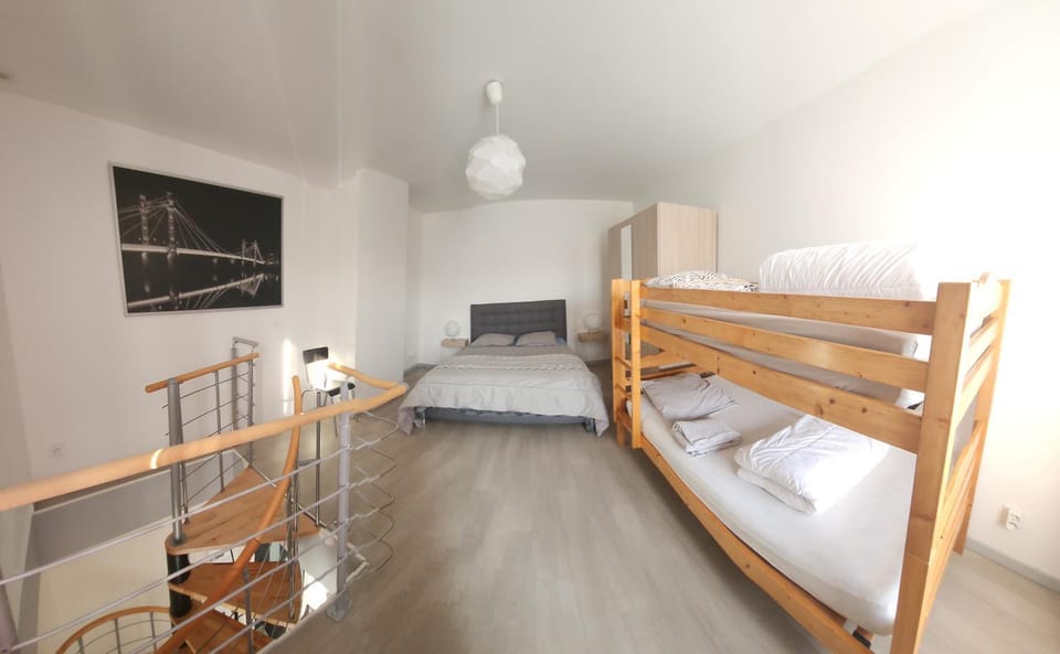 Bedroom, bunk bed