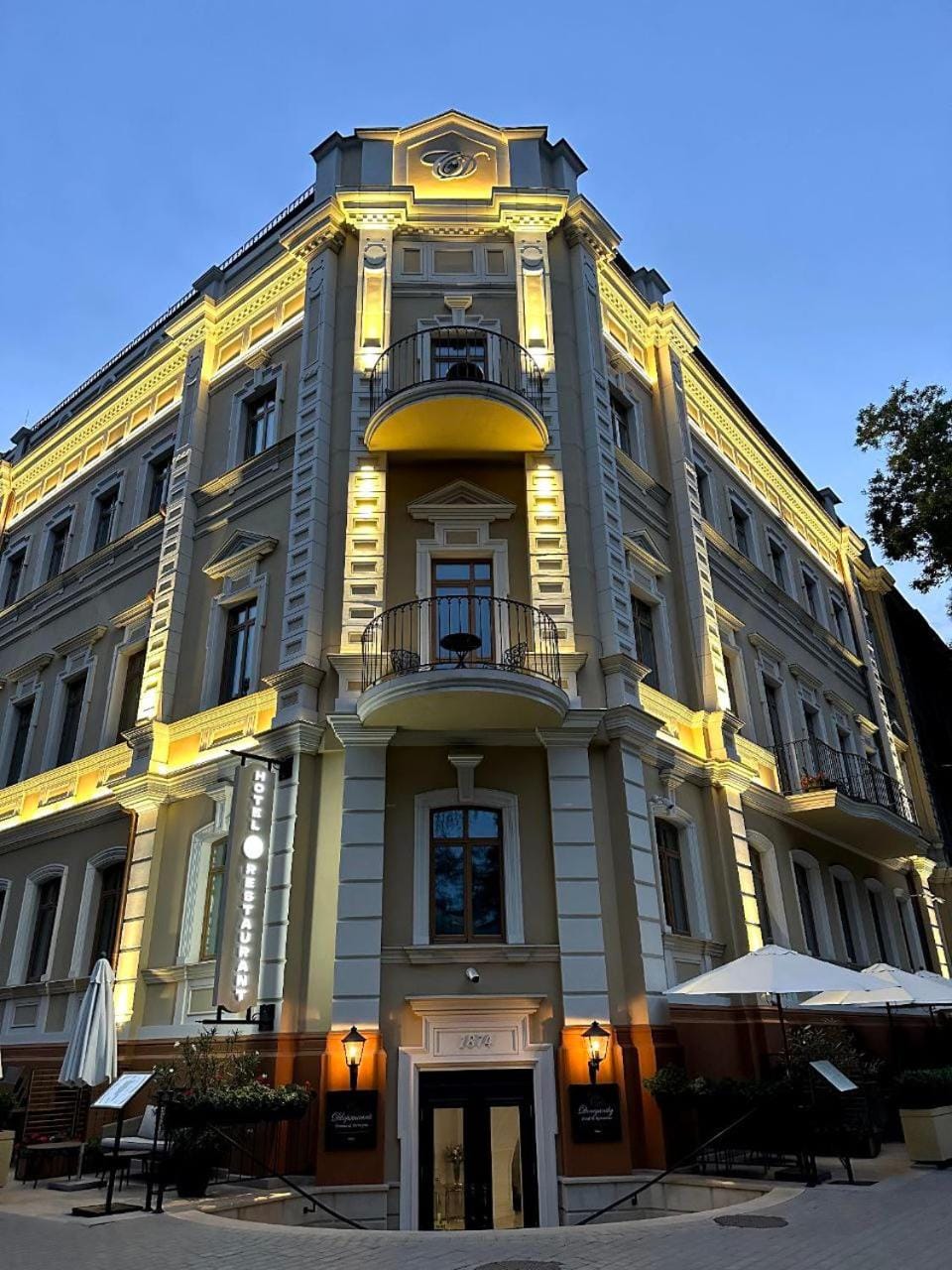 Property building, Facade/entrance, Balcony/Terrace, Logo/Certificate/Sign, Location, Parking