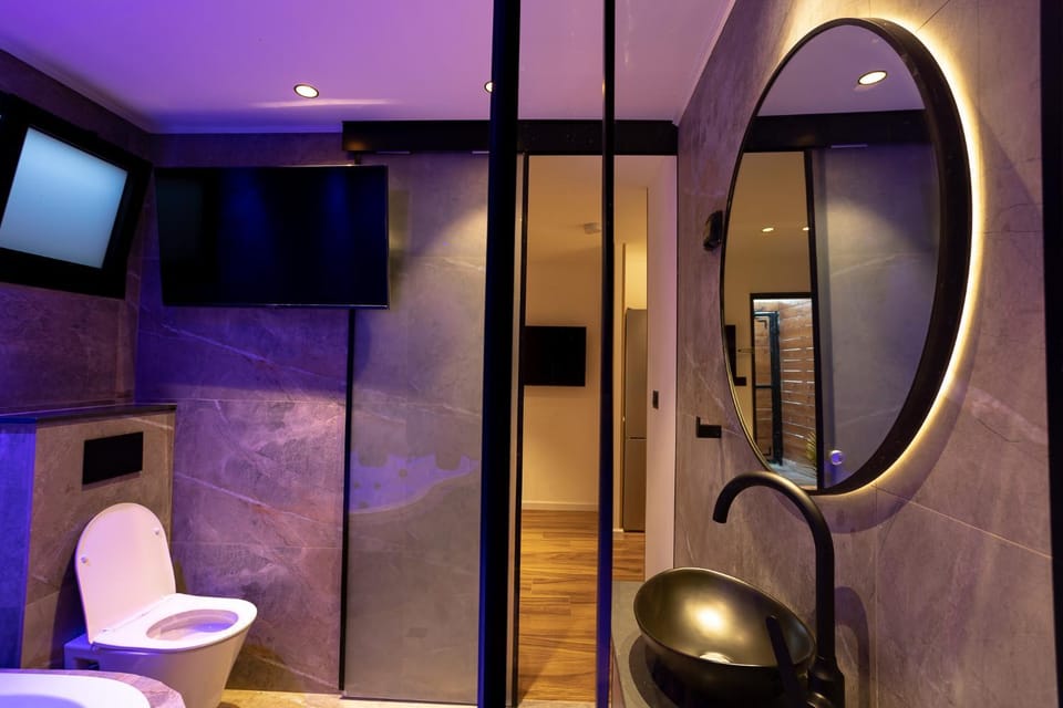 Shower, Toilet, Hot Tub, Bathroom