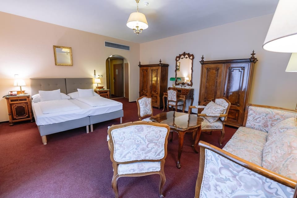 Bed, Photo of the whole room, Seating area, hair dresser