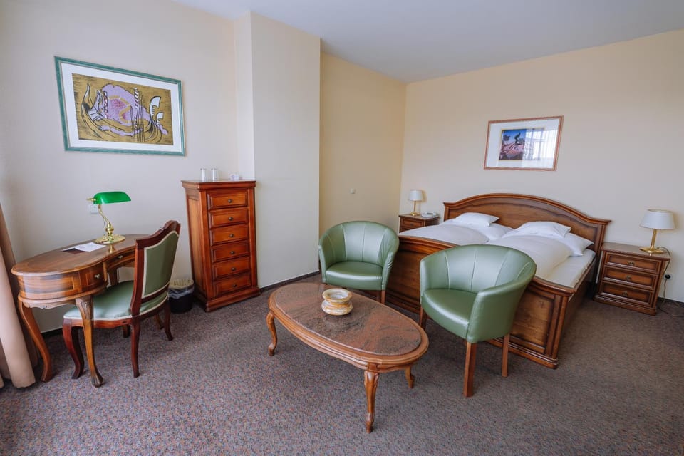 Bed, Photo of the whole room, Decorative detail, Seating area, hair dresser