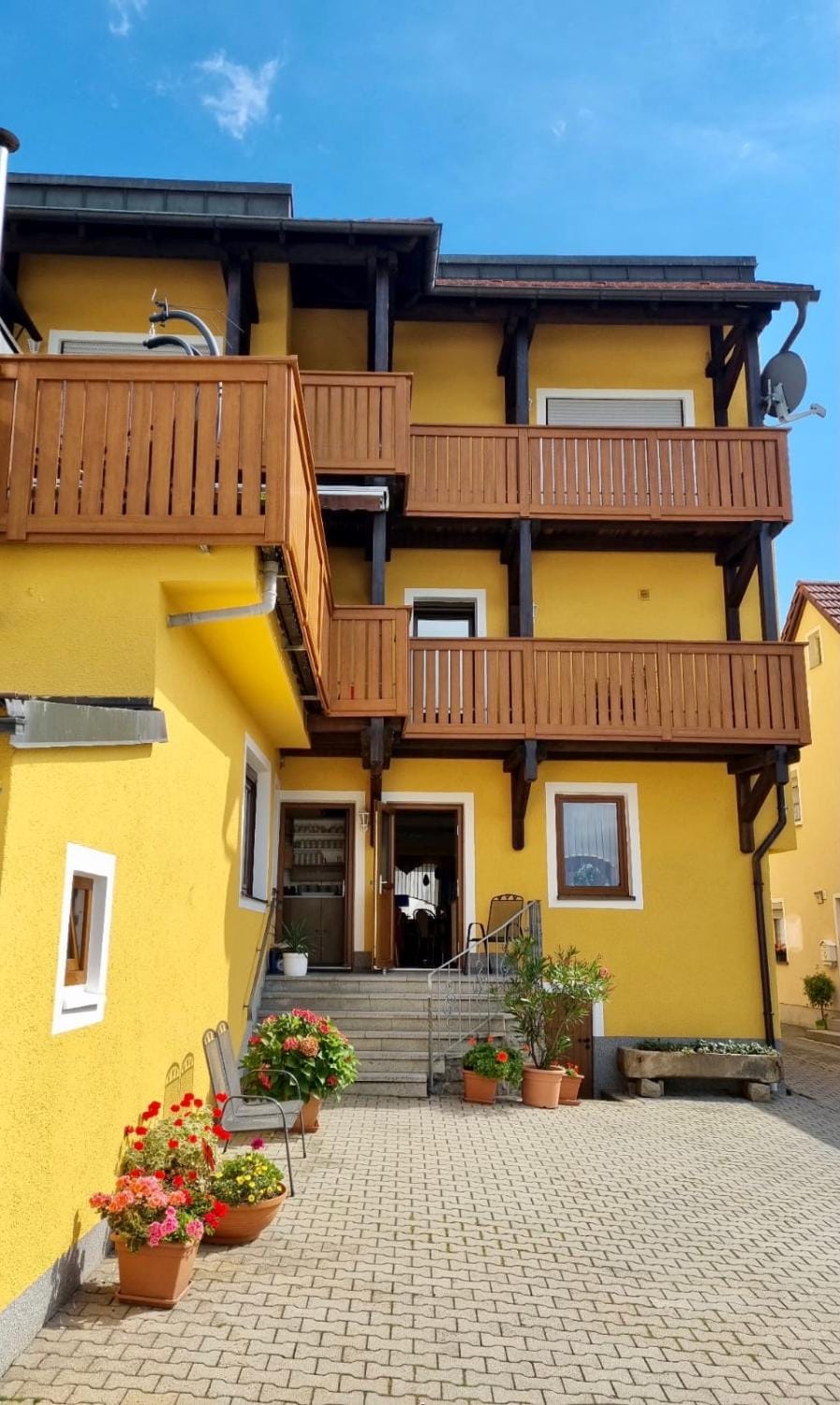 Property building, Patio, Facade/entrance