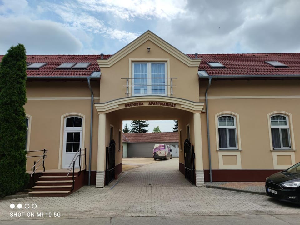 Facade/entrance