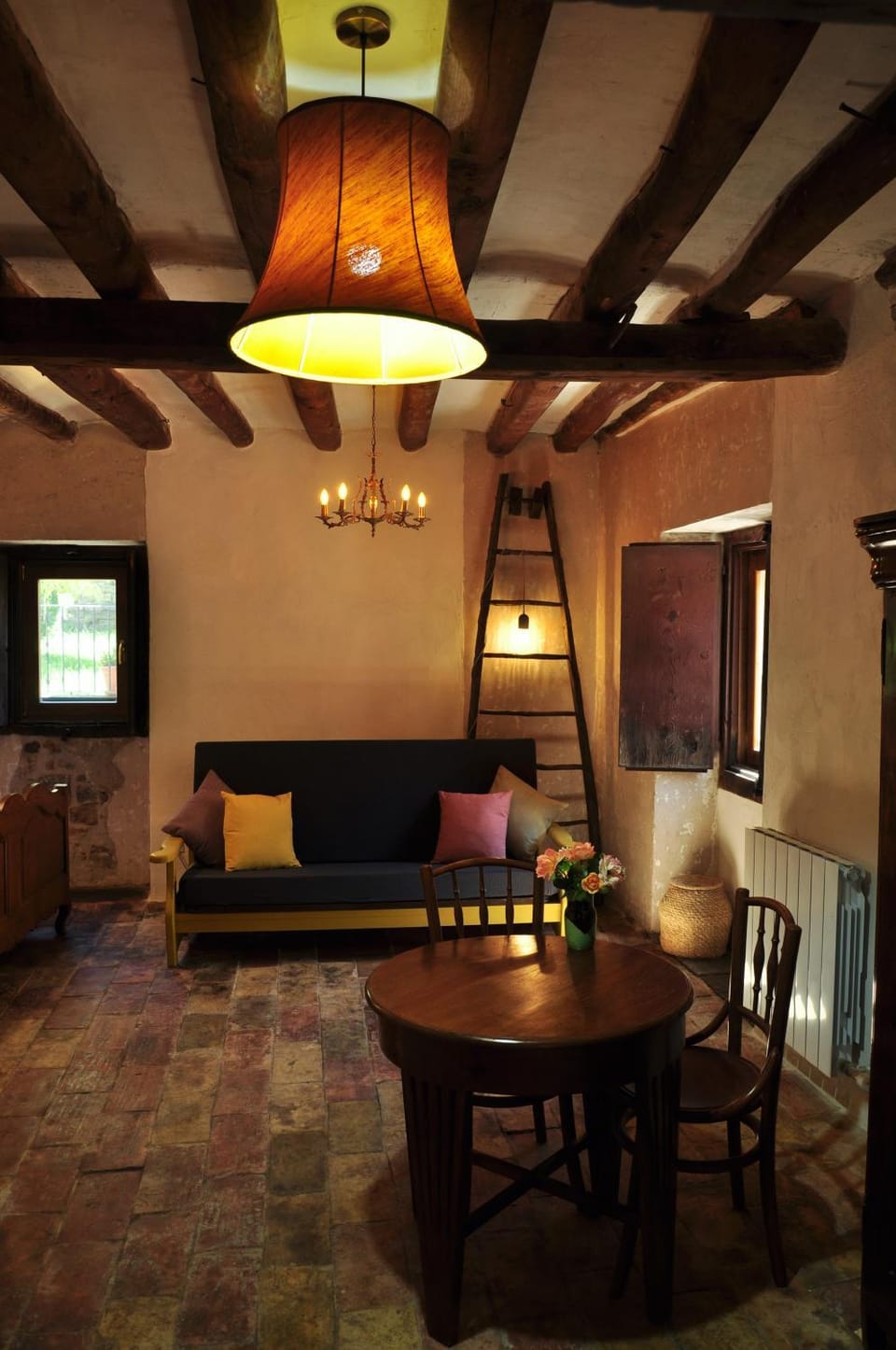 Bed, Seating area, Street view, Family