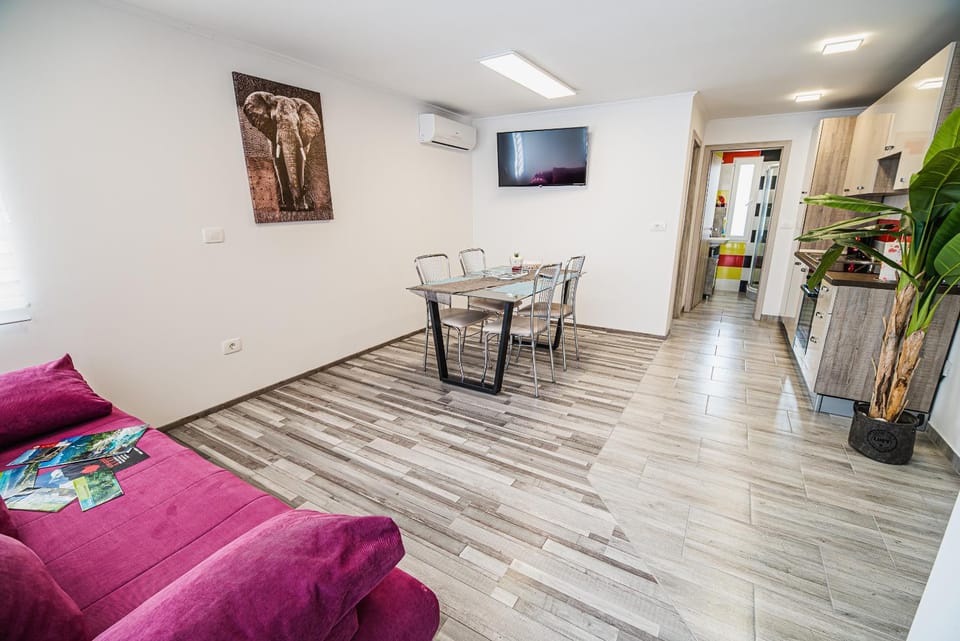 TV and multimedia, Living room, Seating area, Dining area