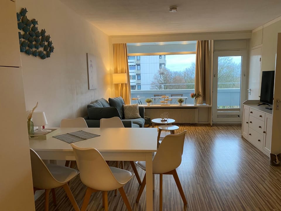 TV and multimedia, Living room, Seating area, Dining area, Evening entertainment