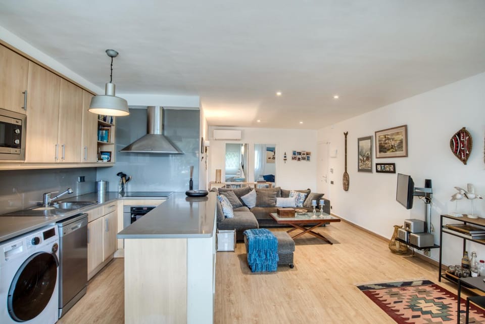 Kitchen or kitchenette, Living room, Dining area