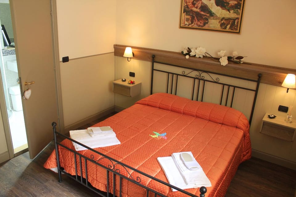 Toilet, Bed, TV and multimedia, Coffee/tea facilities