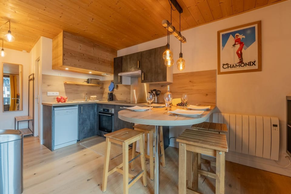 Kitchen or kitchenette, Dining area