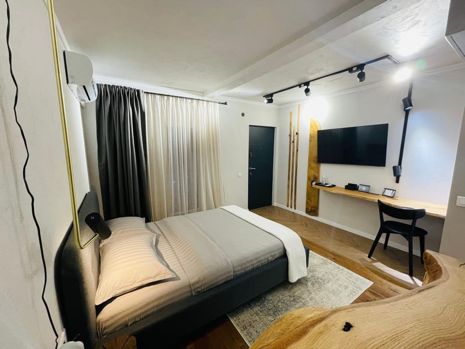 Bed, TV and multimedia, Photo of the whole room, Bedroom
