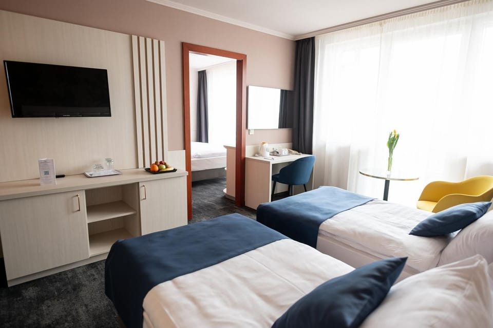 Bed, TV and multimedia, Photo of the whole room