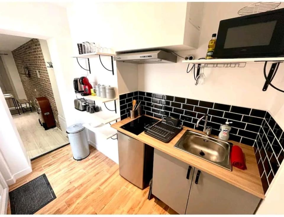 Kitchen or kitchenette