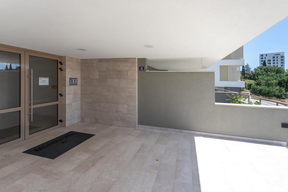 Facade/entrance, Off site