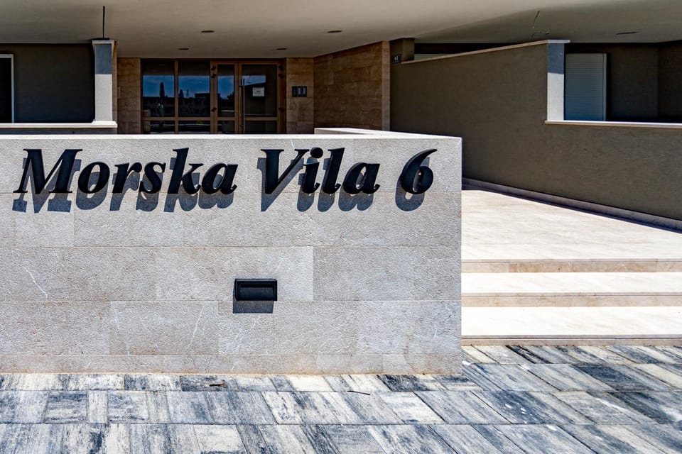 Facade/entrance, Day, Logo/Certificate/Sign