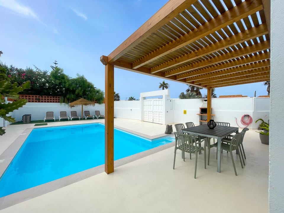 Pool view, Swimming pool, sunbed