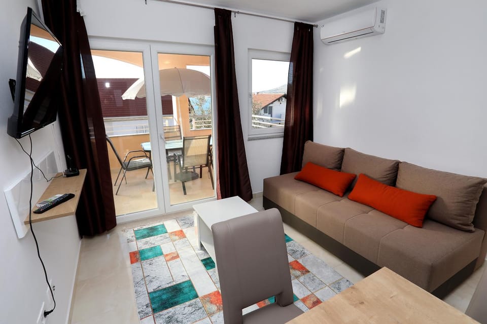 Beautiful 2-Bed Apartment in Okrug Gornji Apartment in Okrug Gornji
