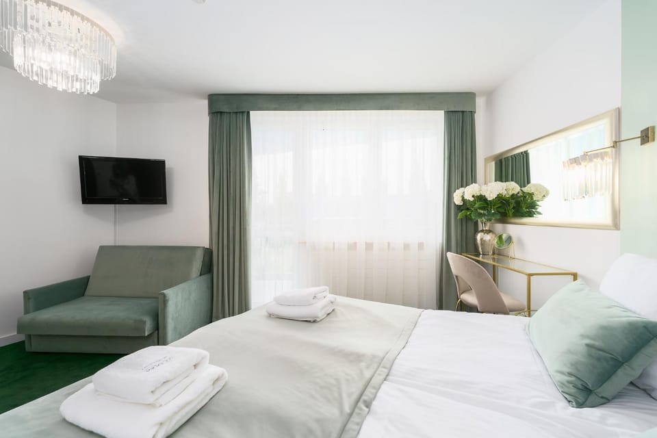 Bed, TV and multimedia, Photo of the whole room, Seating area, hair dresser