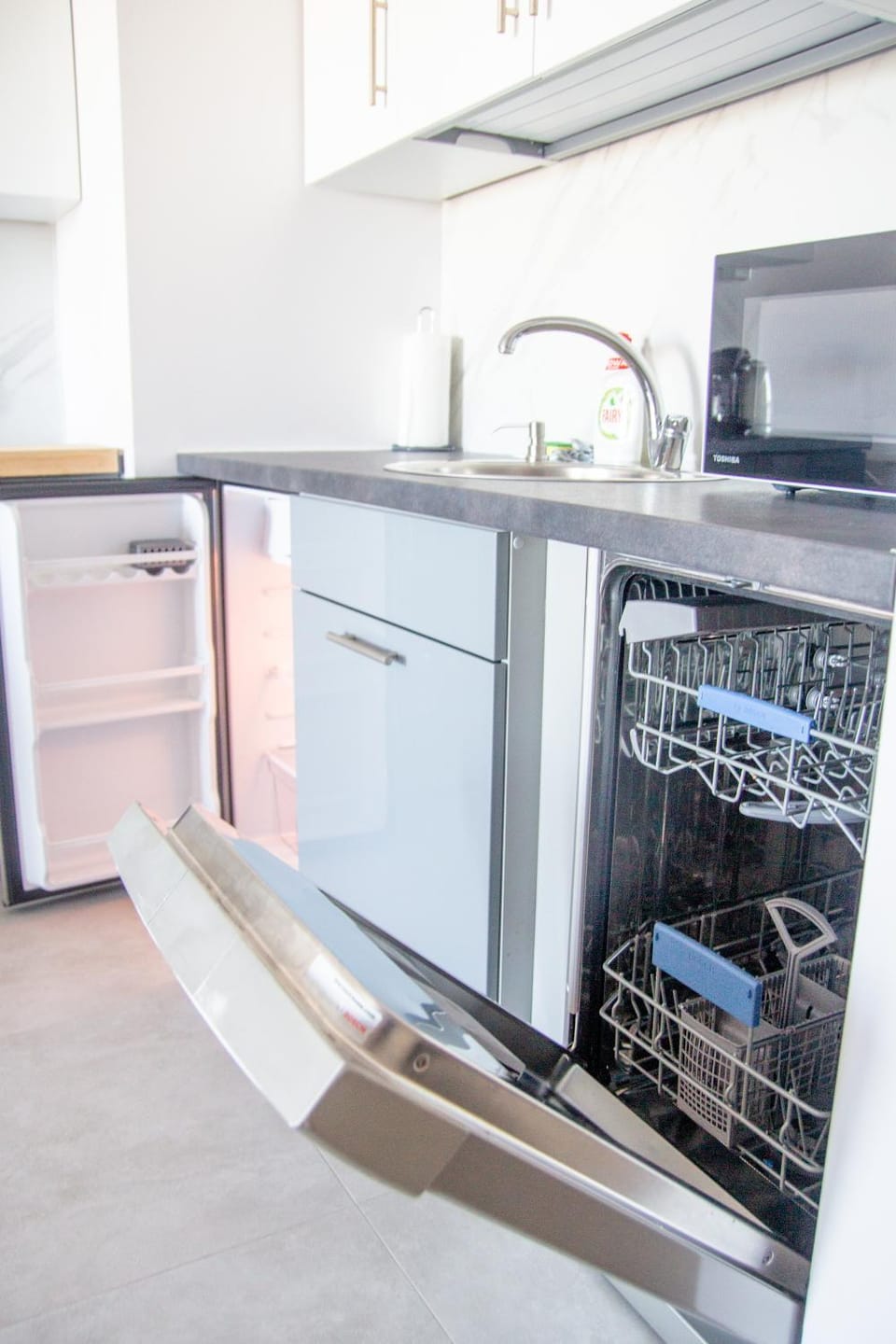 Kitchen or kitchenette, dishwasher
