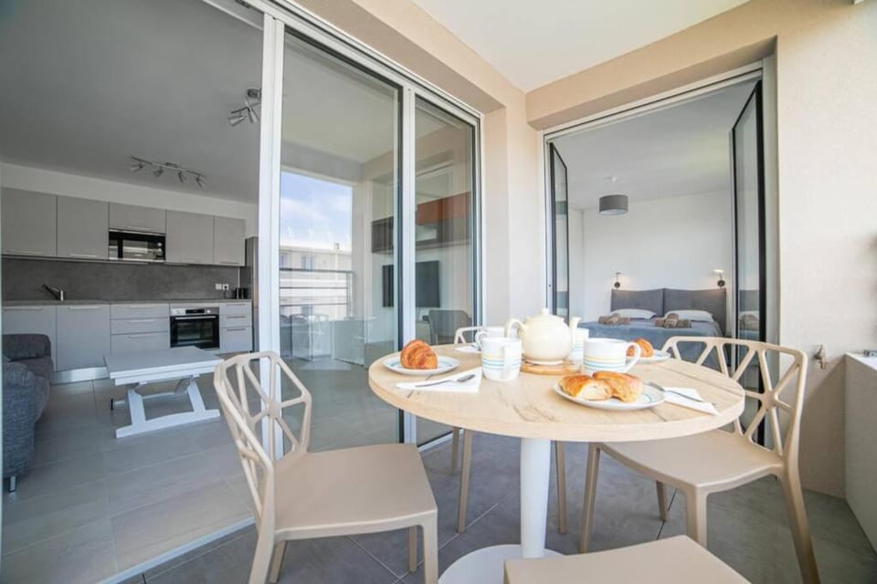 Kitchen or kitchenette, Seating area, Dining area
