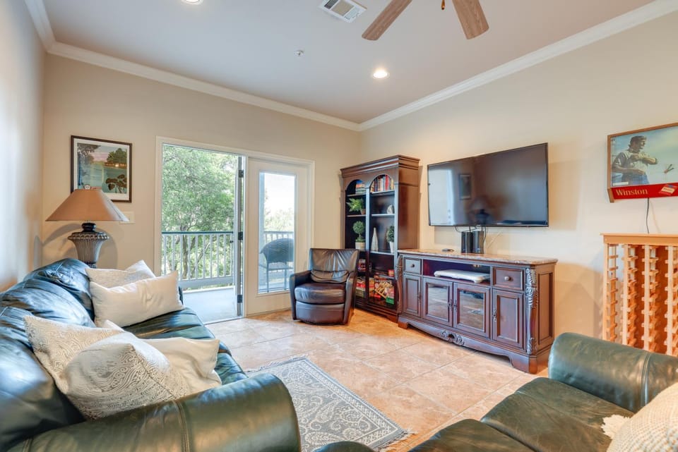 Cozy New Braunfels Condo with Community Pool and Grill Apartment in Gruene