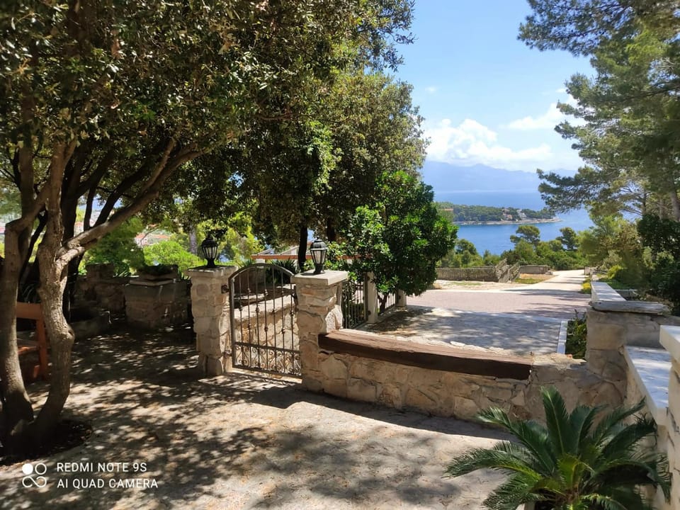 VILLA DIAMOND- beautiful seaview, bar, pool & gym Villa in Selca, Brač