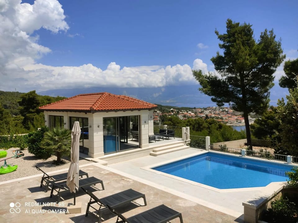 VILLA DIAMOND- beautiful seaview, bar, pool & gym Villa in Selca, Brač